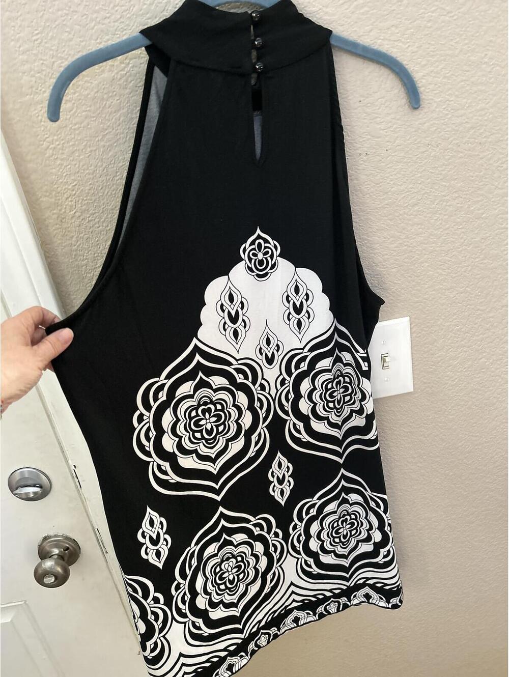 Blooming Rose Women's Black and White Sleeveless Top Size 2X